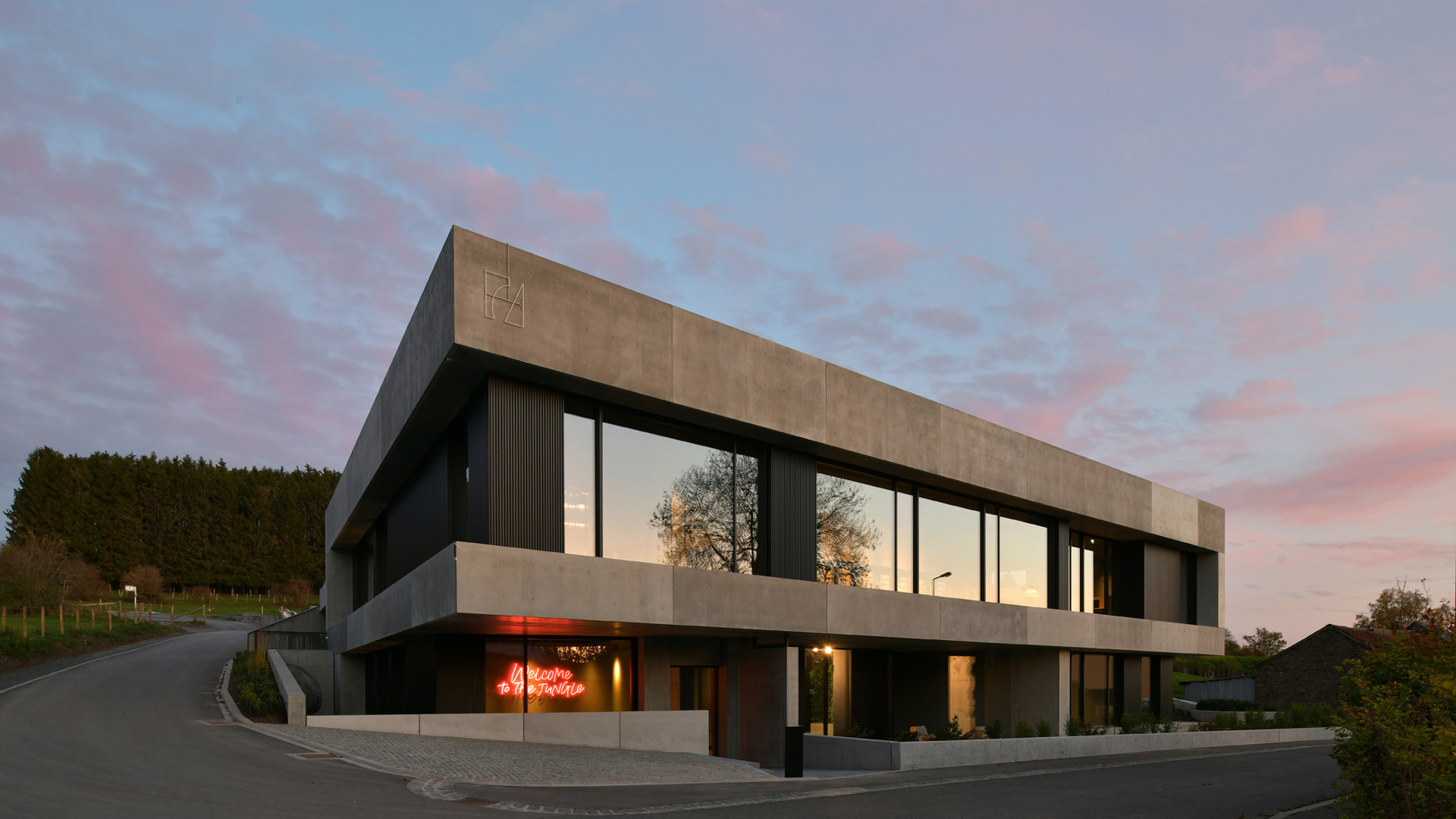Creutz und Partners Bürogebäude in Luxemburg bei Sonnenuntergang
