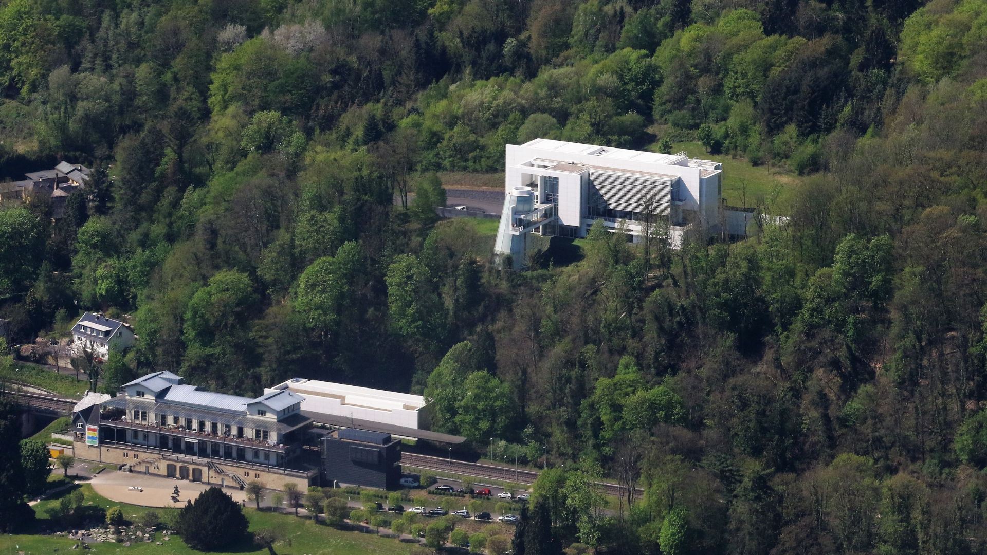 Arp Museum und Bahnhof Rolandseck von oben