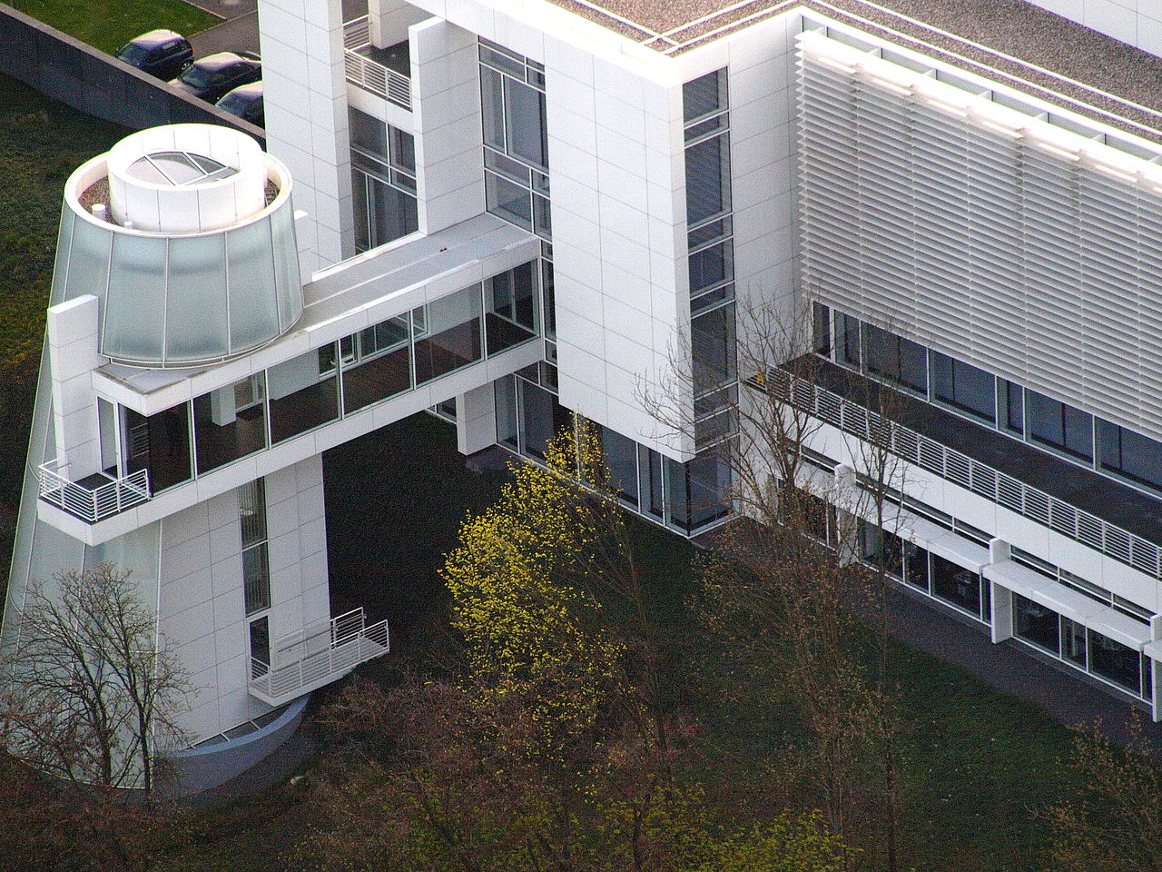 Arp Museum und Bahnhof Rolandseck von oben